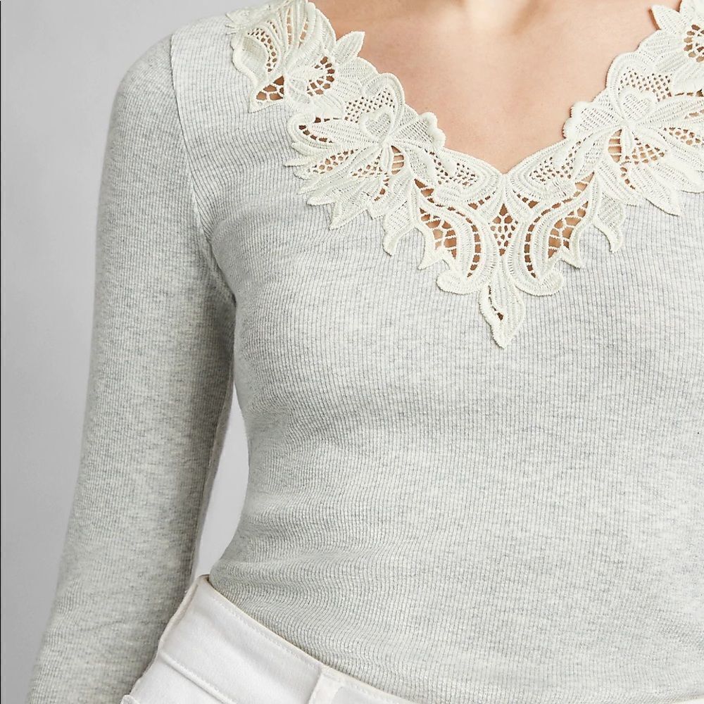 ✨ Fitted Ribbed Lace Trim V-Neck Tee✨ - Picture 3 of 5